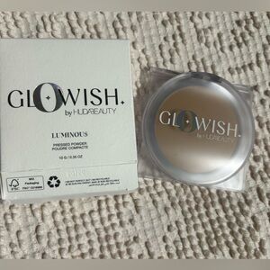 GLOWISH LUMINOUS PRESSED POWDER LIGHT MEDIUM/ NEW NEVER USED HUDA BEAUTY